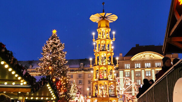 Blick auf den Weihnachtsbaum und die Pyramide auf dem Dresdner Striezelmarkt