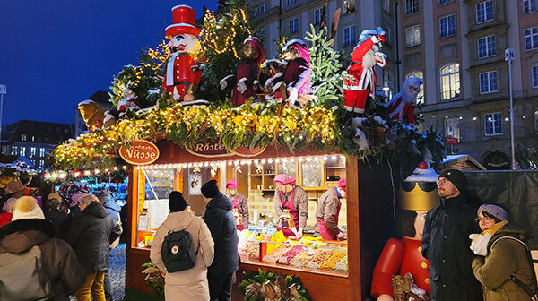 Besucher vor einem Stand auf dem Dresdner Striezelmarkt