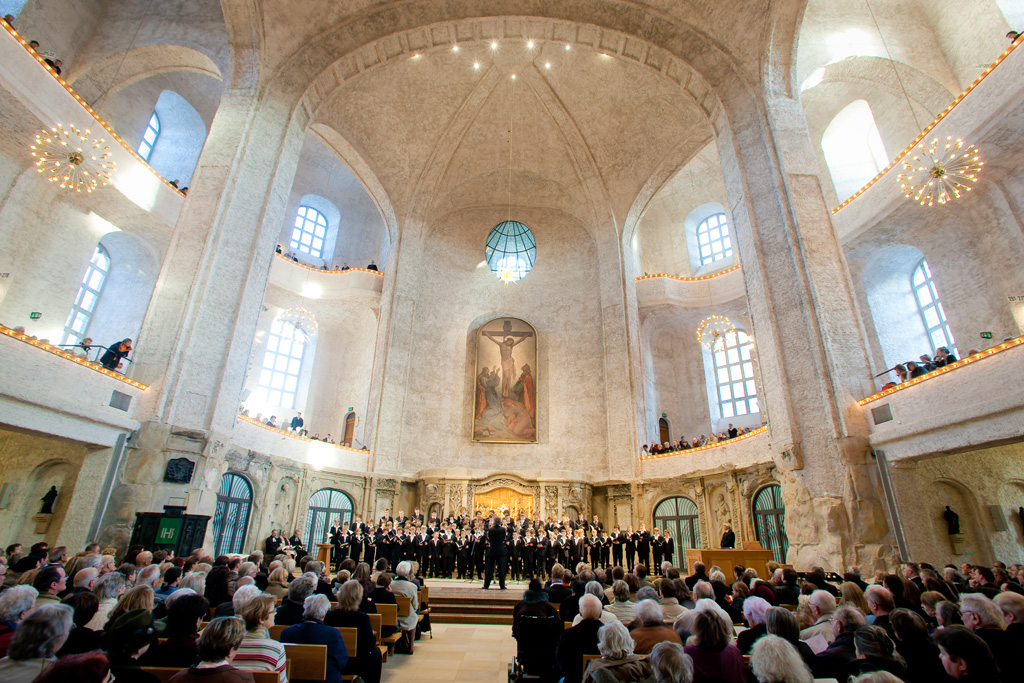 Konzert in der hell erleuchteten Dresdner Kreuzkirche Konzert in der hell erleuchteten Dresdner Kreuzkirche