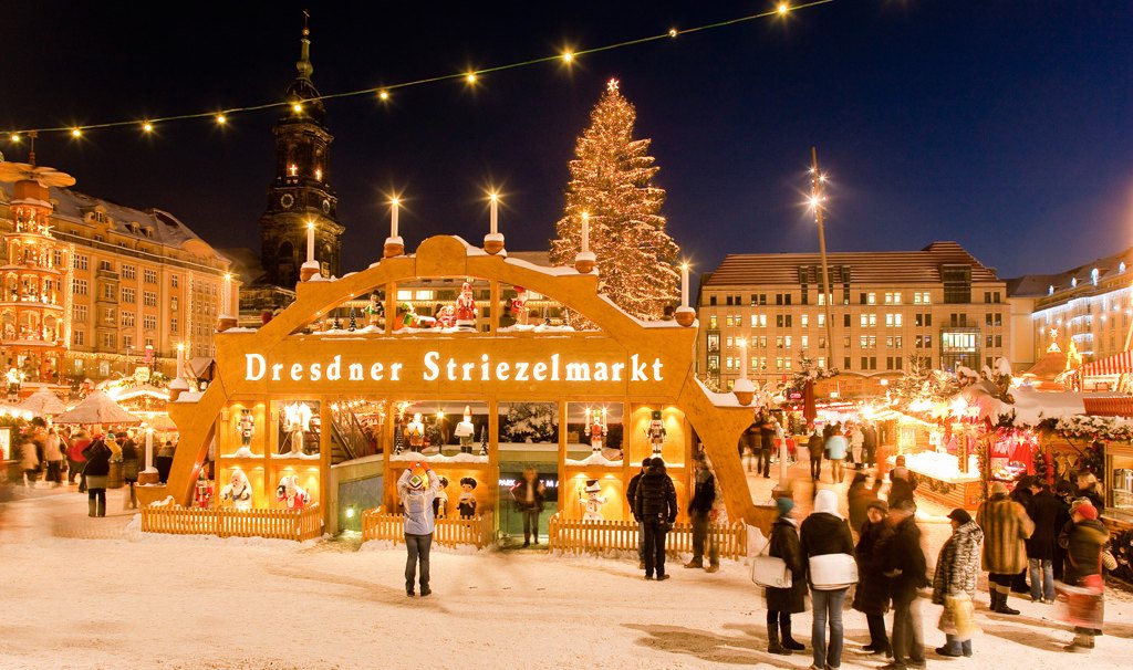 Der begehbare Schwibbogen wird als Tor zum Striezelmarkt gezeigt Der begehbare Schwibbogen wird als Tor zum Striezelmarkt gezeigt