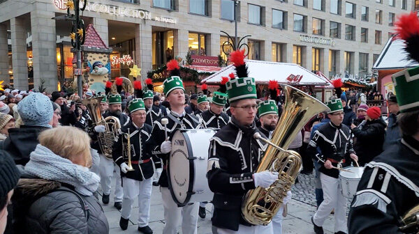 Bergmänner im Spielmannszug beim Dresdner Striezelmarkt