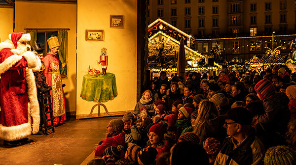 Kulturprogramm auf dem Striezelmarkt mit Weihnachtsmann und Publikum